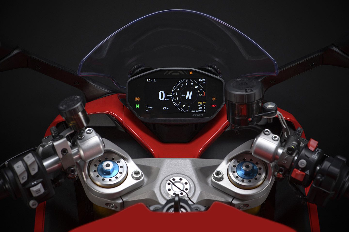 A 4.3-inch full-color TFT display was added in 2021. Notice the riser clamps for the clip-on handlebars. The windscreen is two-position adjustable.