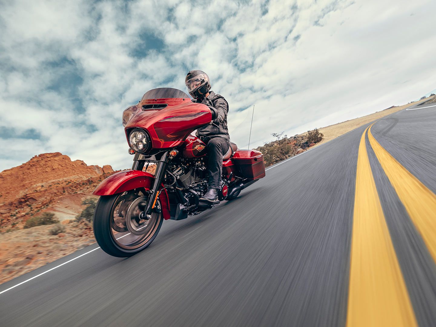 The Street Glide Special Anniversary’s maximum lean angles of 32 degrees right and 31 degrees left are modest, but sufficient for most roads traveled by big baggers like the Street Glide Special.