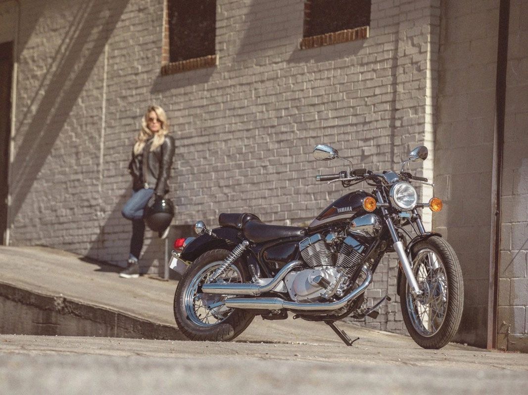 Look at that longing look. That’s the power of the 2023 Yamaha V Star 250.