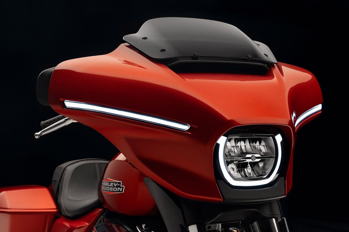 New LED lighting strips and adjustable air vanes mark the fork-mounted batwing fairing on the 2024 Street Glide.